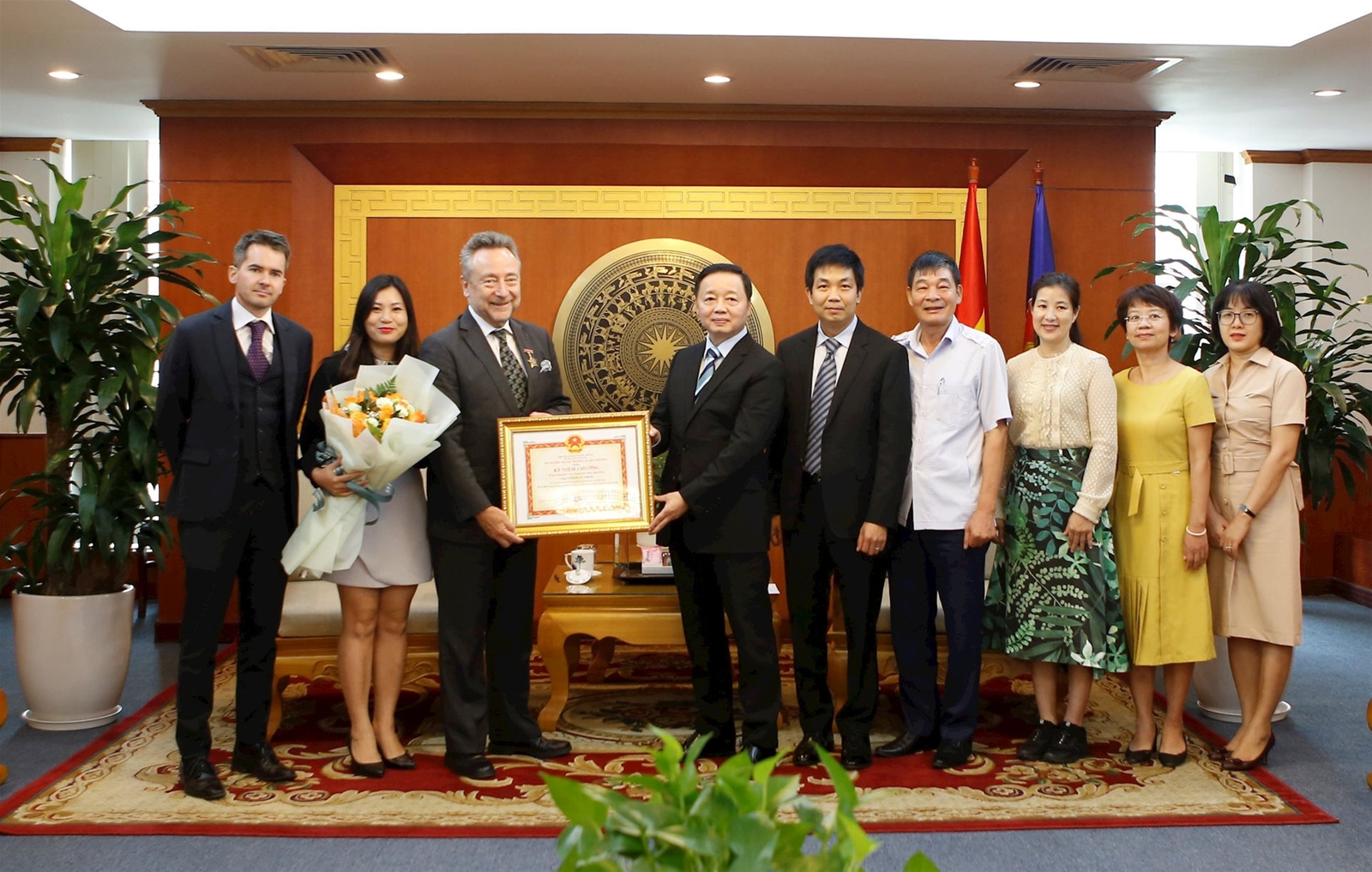 Trao Kỷ niệm chương “Vì sự nghiệp Tài nguyên và Môi trường” cho Đại sứ Cộng hòa Séc tại Việt Nam