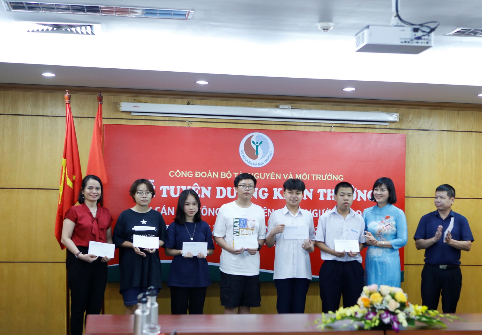 Tuyên dương các con cán bộ Bộ TN&MT đạt thành tích cao trong học tập
