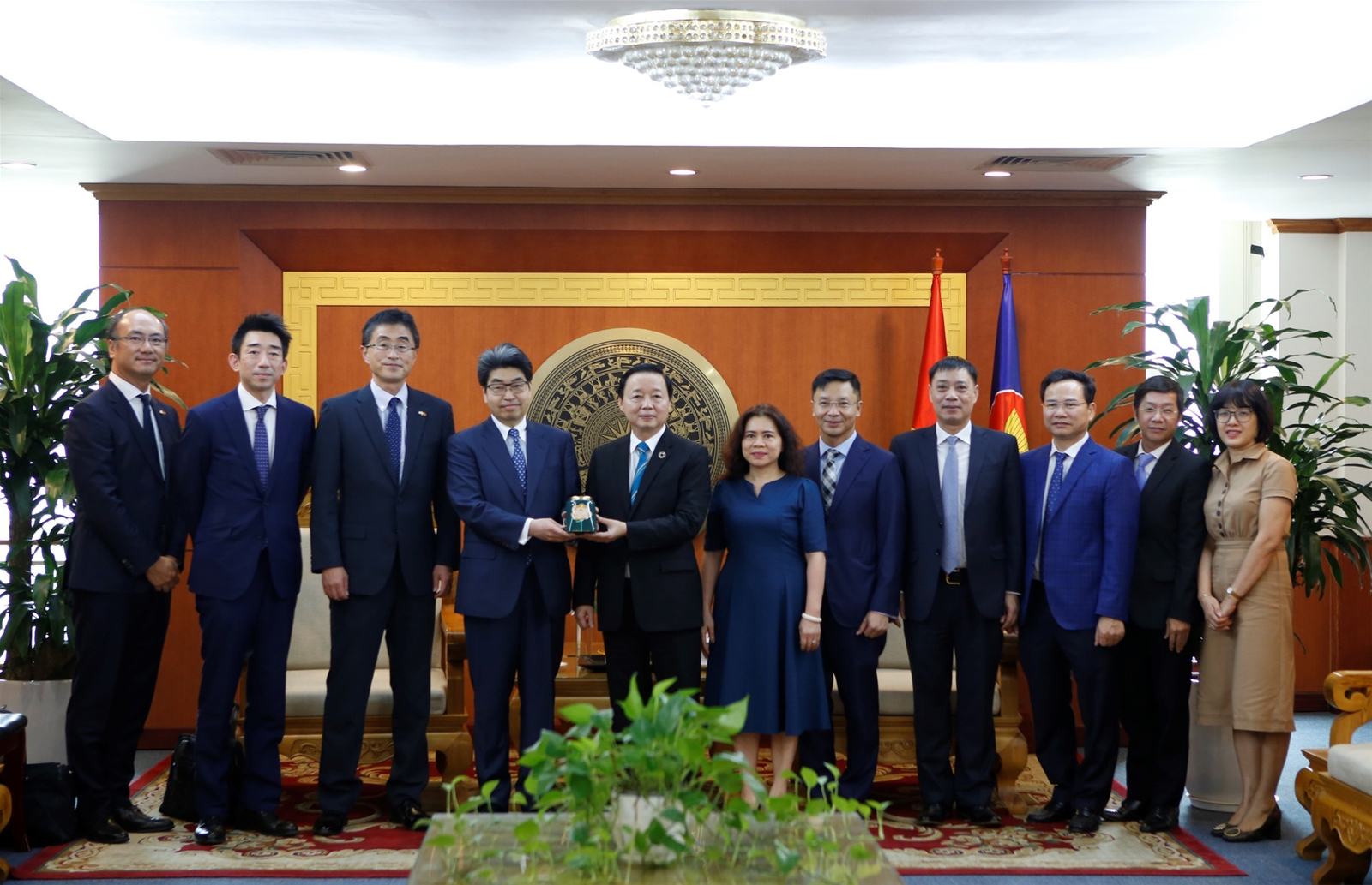 Bộ trưởng Trần Hồng Hà tiếp xã giao Thống đốc Ngân hàng Hợp tác Quốc tế Nhật Bản