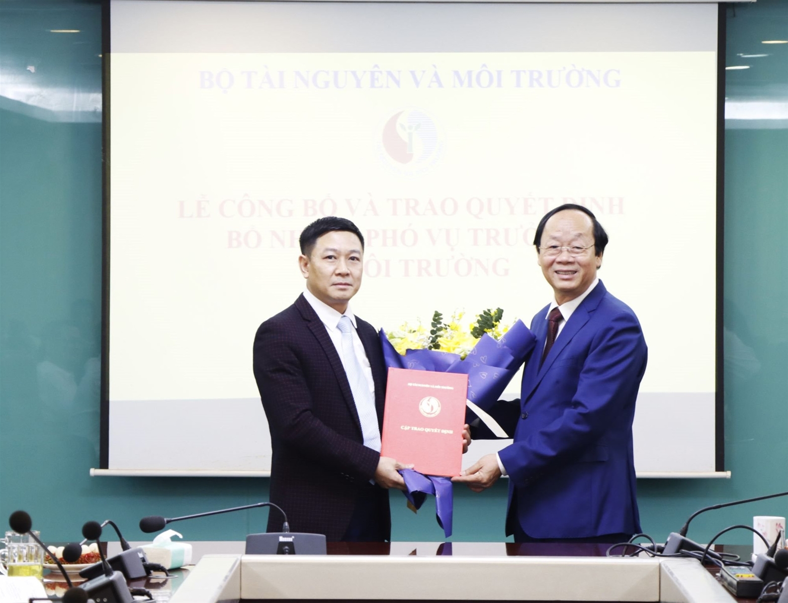 Trao Quyết định bổ nhiệm Phó Vụ trưởng Vụ Môi trường, Bộ Tài nguyên và Môi trường