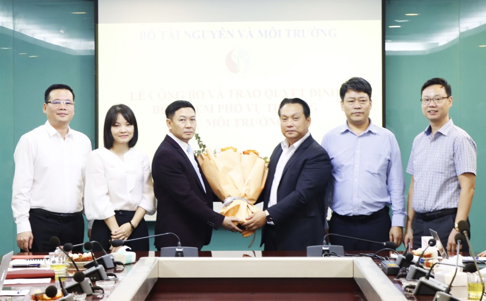 Trao Quyết định bổ nhiệm Phó Vụ trưởng Vụ Môi trường, Bộ Tài nguyên và Môi trường