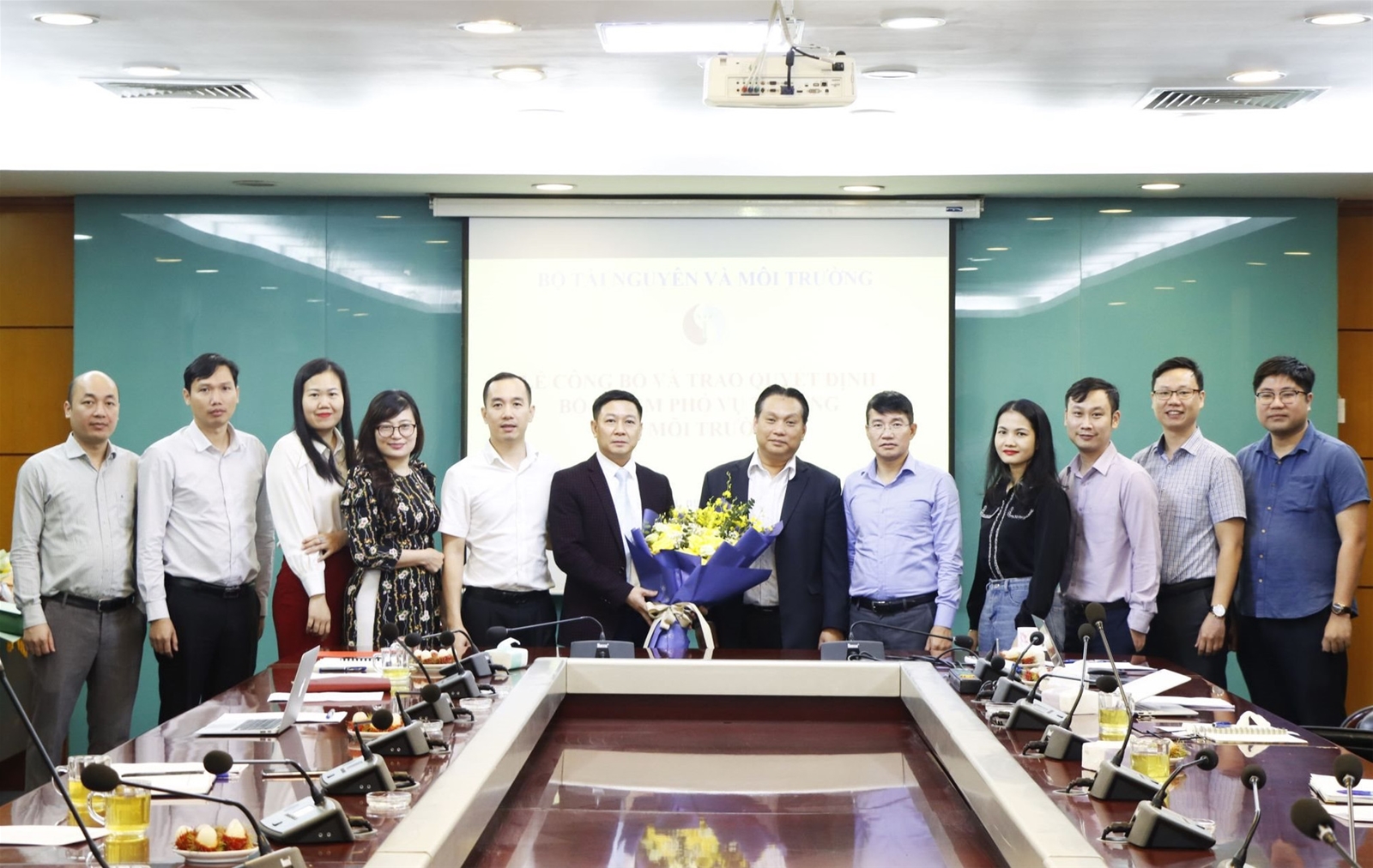 Trao Quyết định bổ nhiệm Phó Vụ trưởng Vụ Môi trường, Bộ Tài nguyên và Môi trường