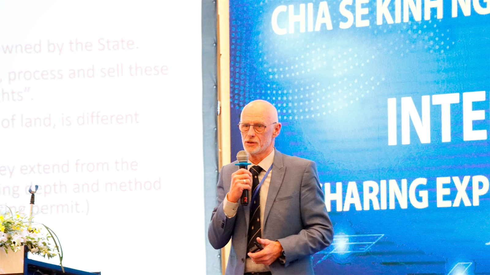 Kinh nghiệm quốc tế về xây dựng chính sách ngành khai khoáng