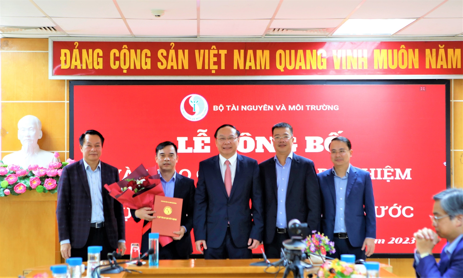 Bộ TN&MT trao quyết định bổ nhiệm Phó Cục trưởng Cục Quản lý tài nguyên nước