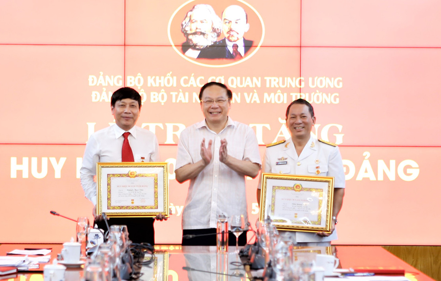 Trao Huy hiệu 30 năm tuổi Đảng cho 2 đồng chí trực thuộc Đảng bộ Bộ TN&MT