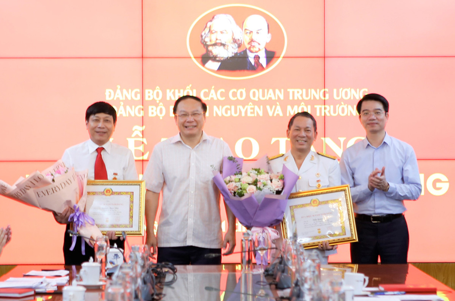 Trao Huy hiệu 30 năm tuổi Đảng cho 2 đồng chí trực thuộc Đảng bộ Bộ TN&MT
