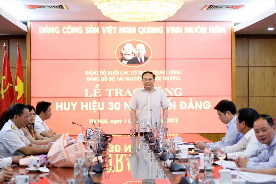 Trao Huy hiệu 30 năm tuổi Đảng cho 2 đồng chí trực thuộc Đảng bộ Bộ TN&MT