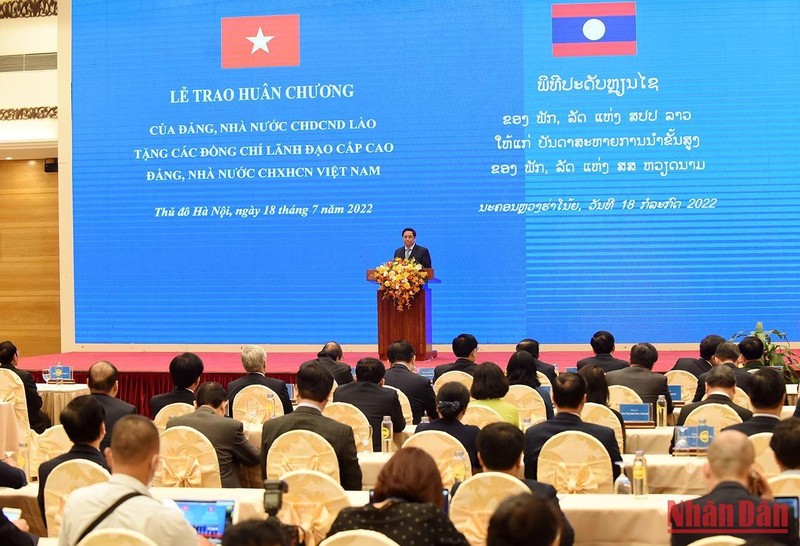 Trao tặng huân chương cao quý của Lào cho lãnh đạo cấp cao Đảng, Nhà nước Việt Nam