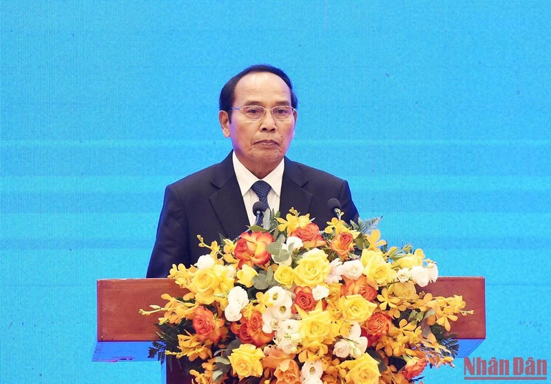 Trao tặng huân chương cao quý của Lào cho lãnh đạo cấp cao Đảng, Nhà nước Việt Nam