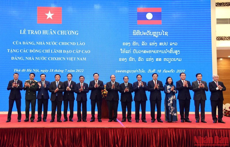 Trao tặng huân chương cao quý của Lào cho lãnh đạo cấp cao Đảng, Nhà nước Việt Nam
