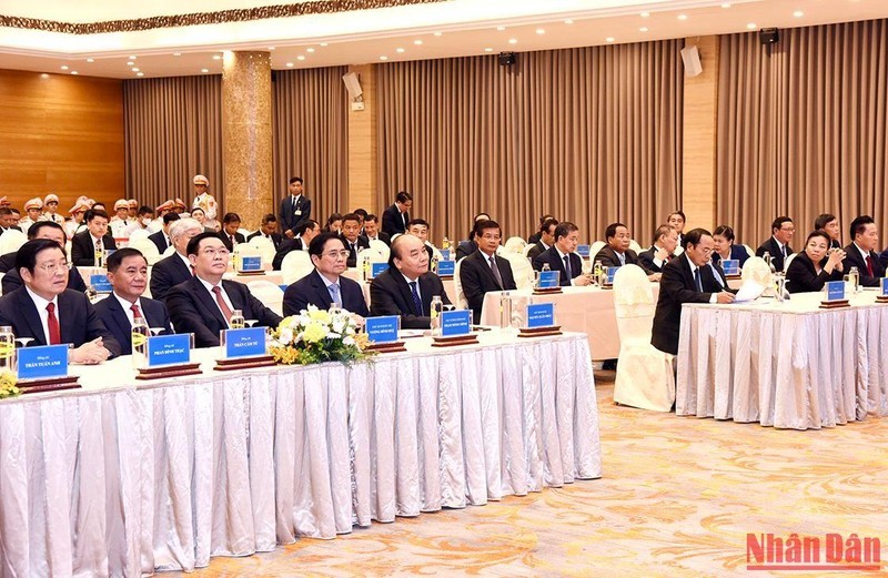 Trao tặng huân chương cao quý của Lào cho lãnh đạo cấp cao Đảng, Nhà nước Việt Nam