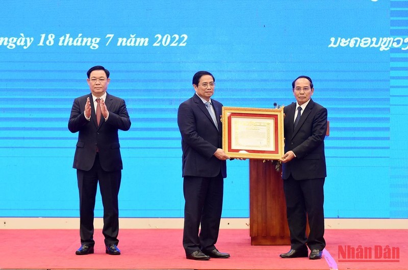 Trao tặng huân chương cao quý của Lào cho lãnh đạo cấp cao Đảng, Nhà nước Việt Nam