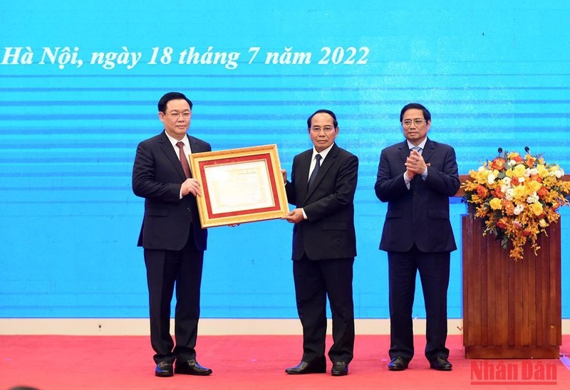 Trao tặng huân chương cao quý của Lào cho lãnh đạo cấp cao Đảng, Nhà nước Việt Nam