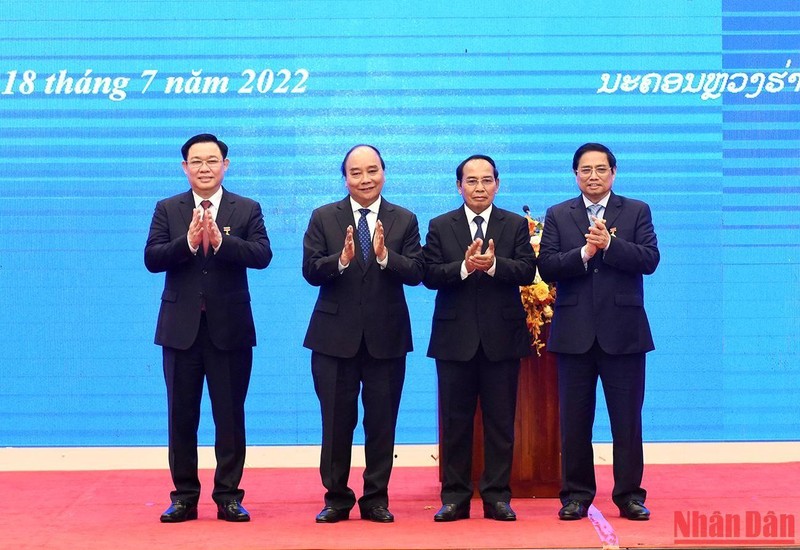 Trao tặng huân chương cao quý của Lào cho lãnh đạo cấp cao Đảng, Nhà nước Việt Nam