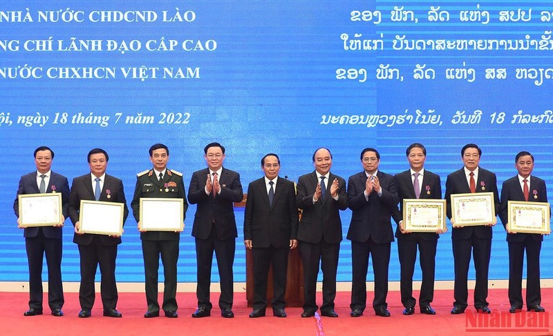 Trao tặng huân chương cao quý của Lào cho lãnh đạo cấp cao Đảng, Nhà nước Việt Nam