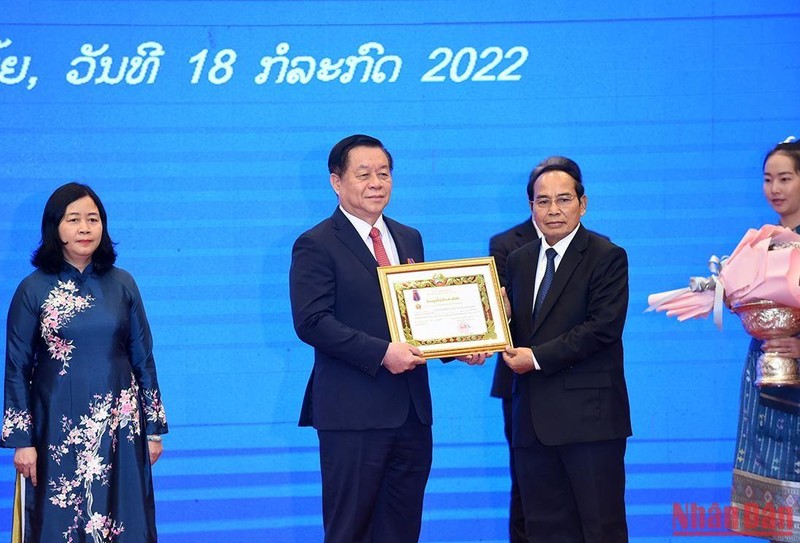 Trao tặng huân chương cao quý của Lào cho lãnh đạo cấp cao Đảng, Nhà nước Việt Nam