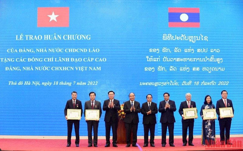 Trao tặng huân chương cao quý của Lào cho lãnh đạo cấp cao Đảng, Nhà nước Việt Nam