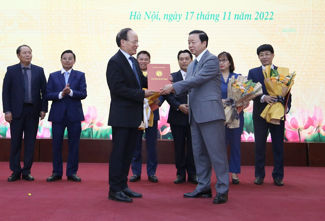 Công bố, trao Quyết định bổ nhiệm lại Thứ trưởng Bộ TN&MT; Quyết định điều động, bổ nhiệm lãnh đạo một số đơn vị trực thuộc Bộ