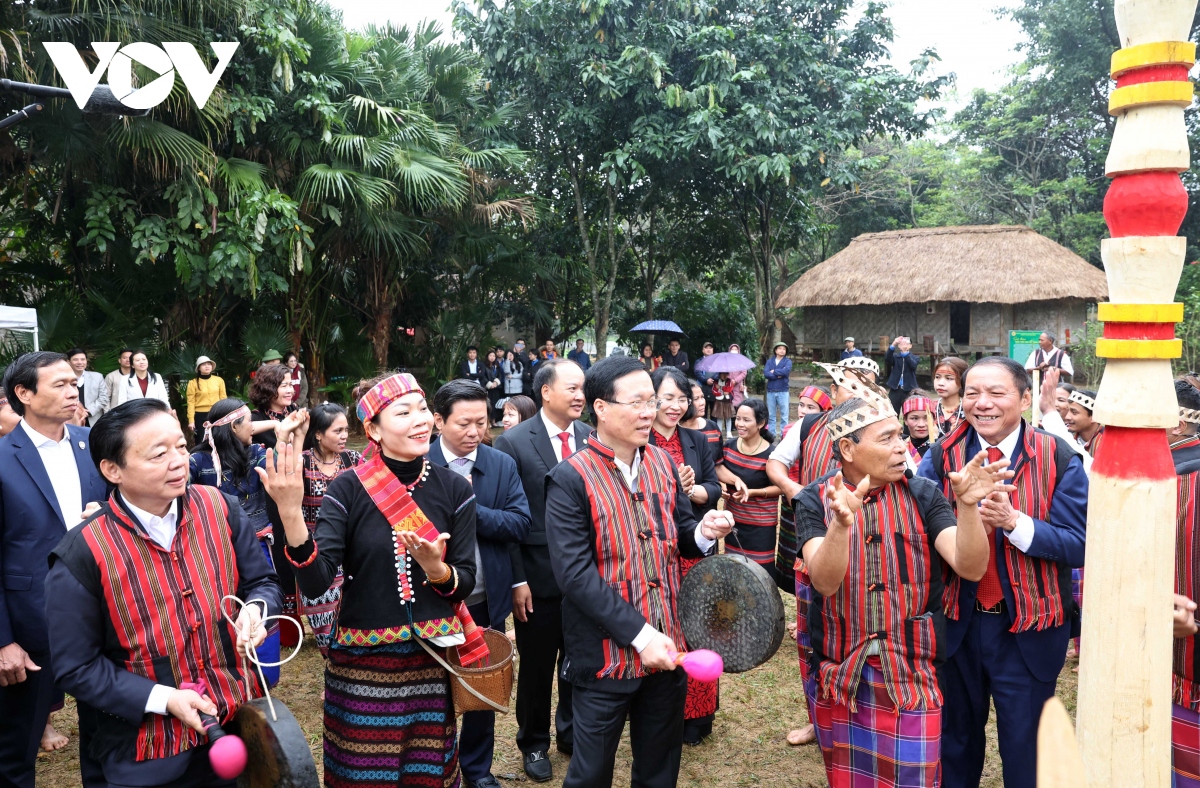 Chủ tịch nước dự múa Xòe, đánh cồng và tra hạt giống tại Ngày hội Sắc Xuân