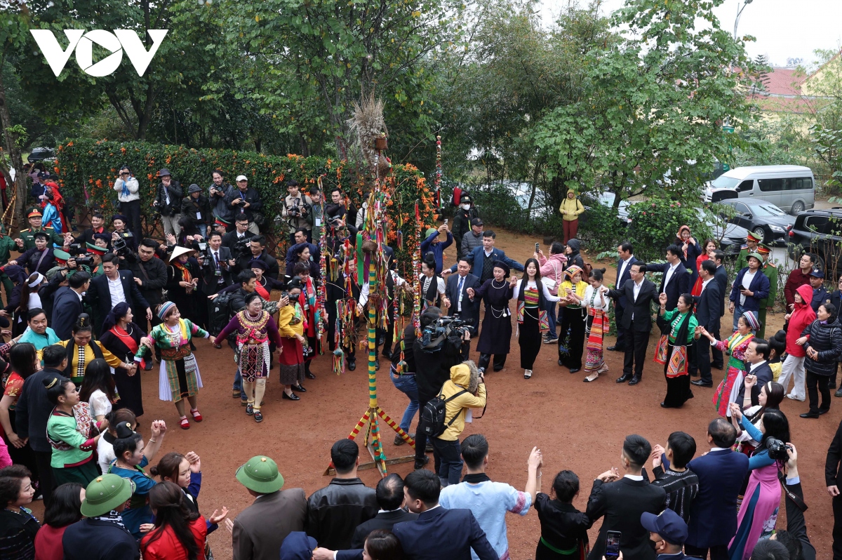 Chủ tịch nước dự múa Xòe, đánh cồng và tra hạt giống tại Ngày hội Sắc Xuân