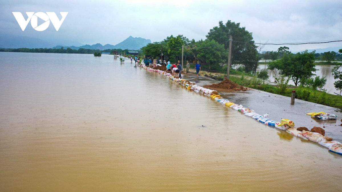 Hàng nghìn người dân Chương Mỹ, Hà Nội vất vả sống trong nước lũ