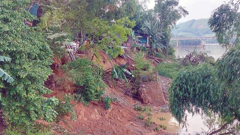 Quảng Bình di dời khẩn cấp người dân do sạt lở bờ sông Gianh