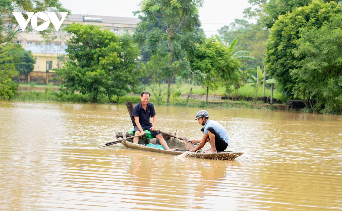 Hàng nghìn người dân Chương Mỹ, Hà Nội vất vả sống trong nước lũ