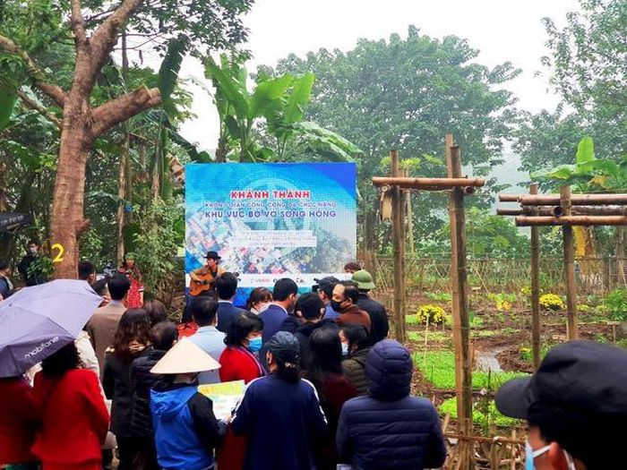 Bãi rác khu vực bờ vở sông Hồng thành sân chơi đa chức năng