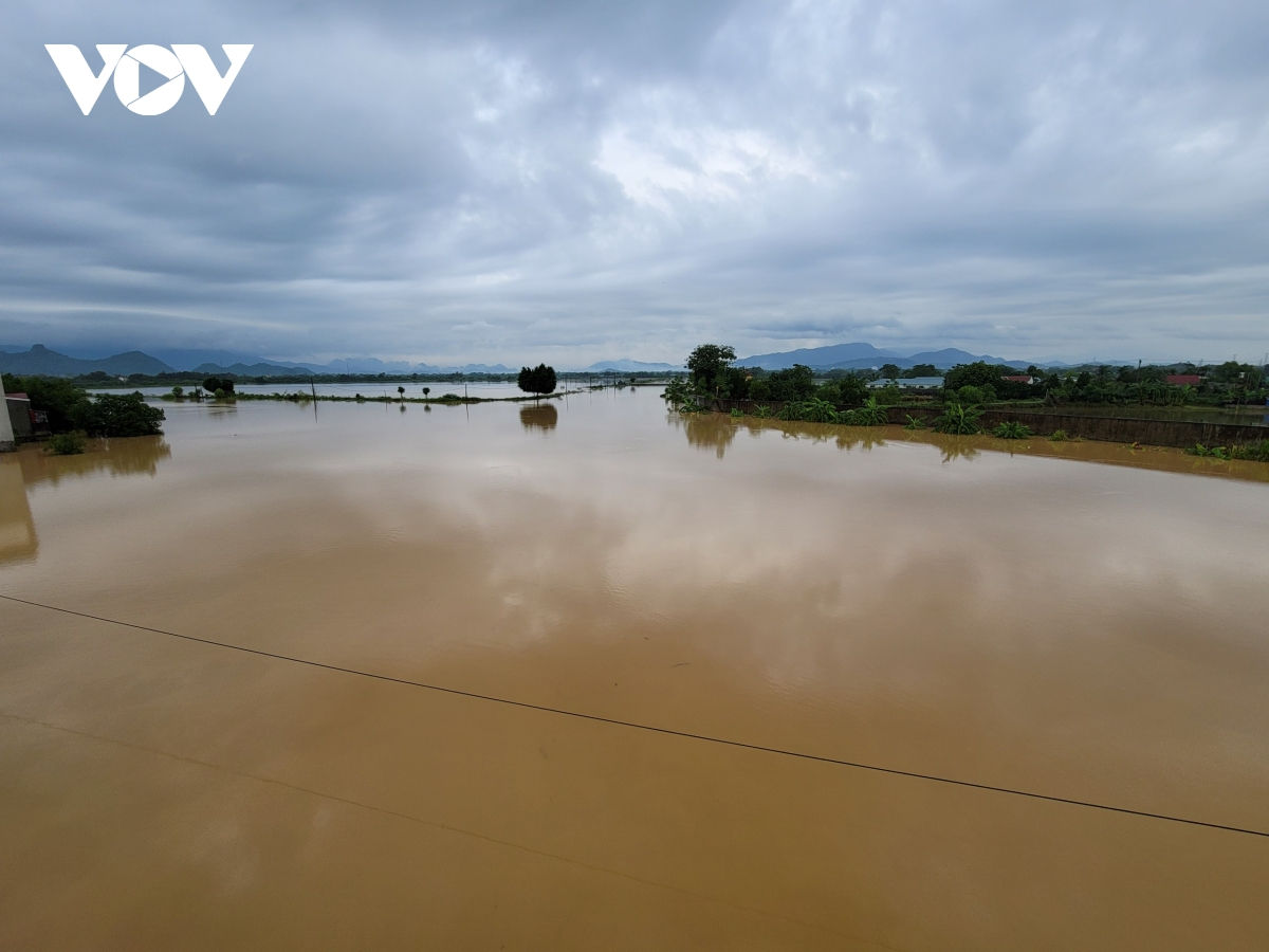 Hàng nghìn người dân Chương Mỹ, Hà Nội vất vả sống trong nước lũ