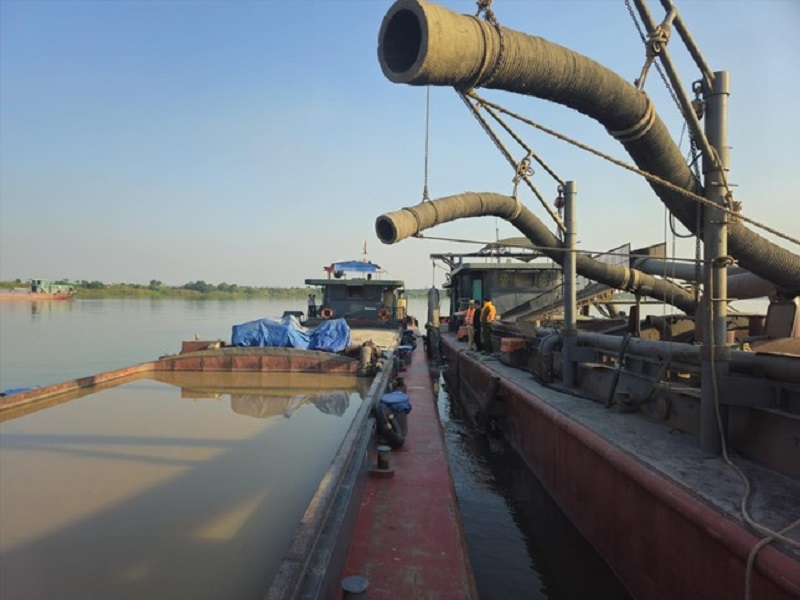 Cảnh sát ngăn chặn nhiều vụ khai thác cát trái phép trên sông