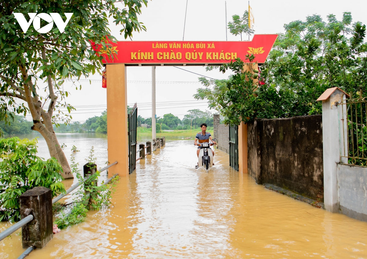 Hàng nghìn người dân Chương Mỹ, Hà Nội vất vả sống trong nước lũ