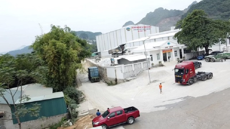 Dân kêu cứu vì mịt mù bụi mịn từ nhà máy bột đá, địa phương nói 'ô nhiễm trong phạm vi cho phép'