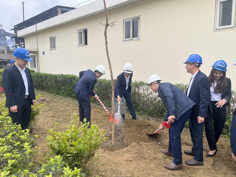 Công ty CP Gang thép Cao Bằng: Ra quân trồng cây mừng Đảng, mừng Xuân