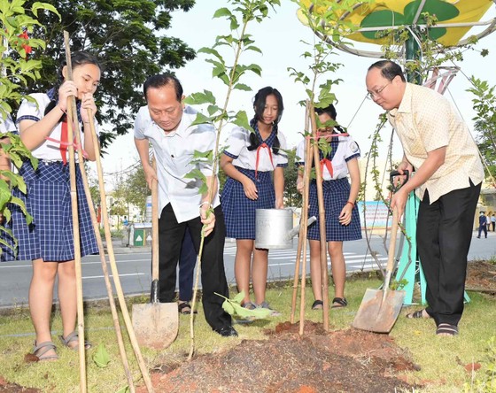 Huyện Bình Chánh ra quân tổng vệ sinh và trồng cây xanh