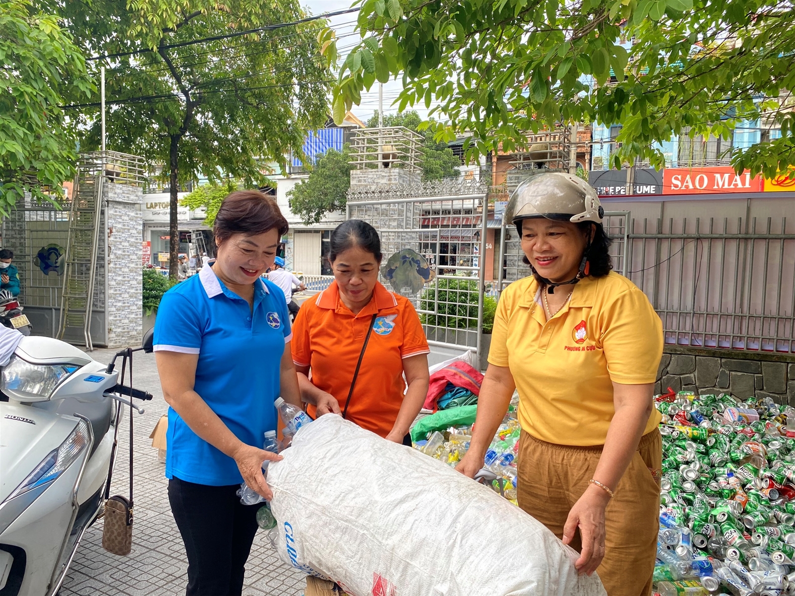 Đổi rác lấy quà, trao yêu thương cho người khó khăn