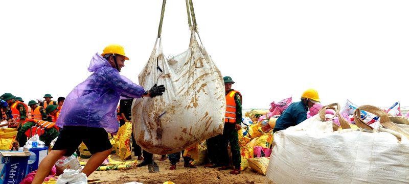 Hàng trăm người dân Thừa Thiên Huế ứng cứu sạt lở bờ biển