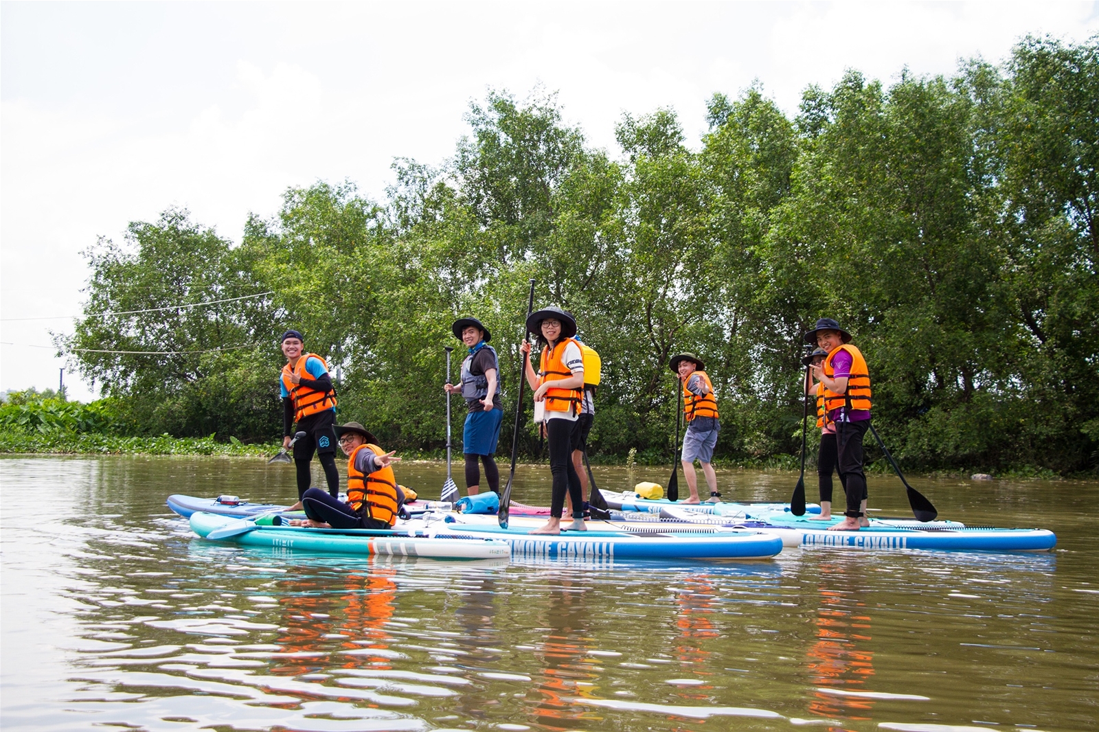 Chèo SUP vớt rác, giữ ‘màu xanh’ cho môi trường nước