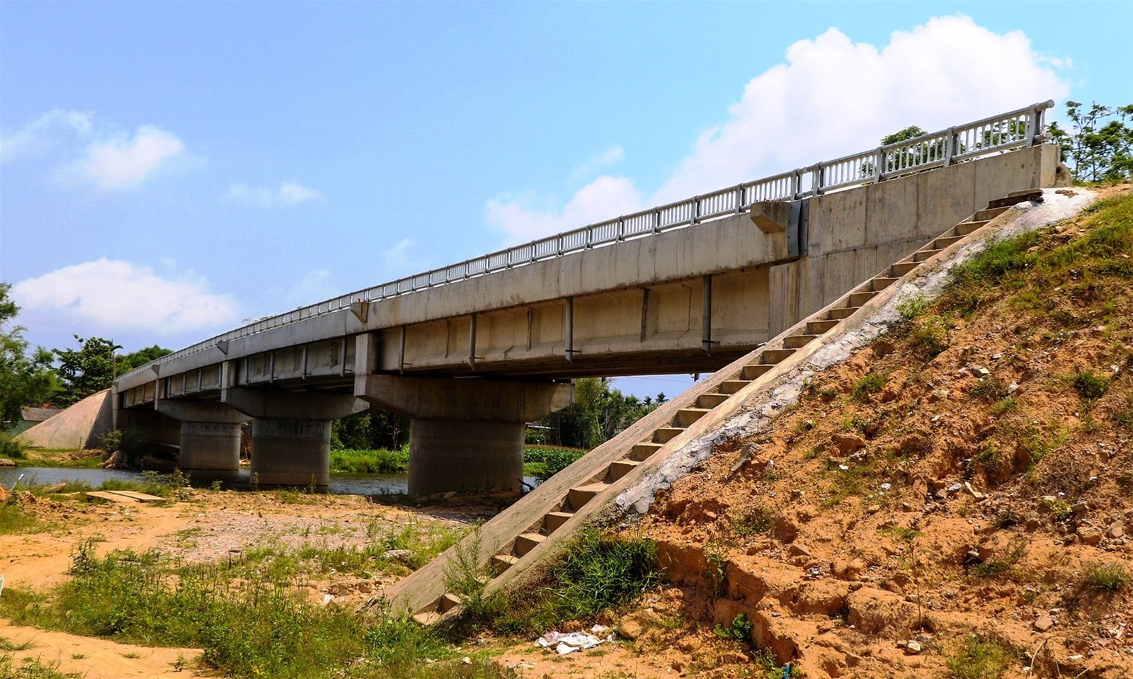 Cầu tiền tỷ xây xong nằm chờ… đường dẫn