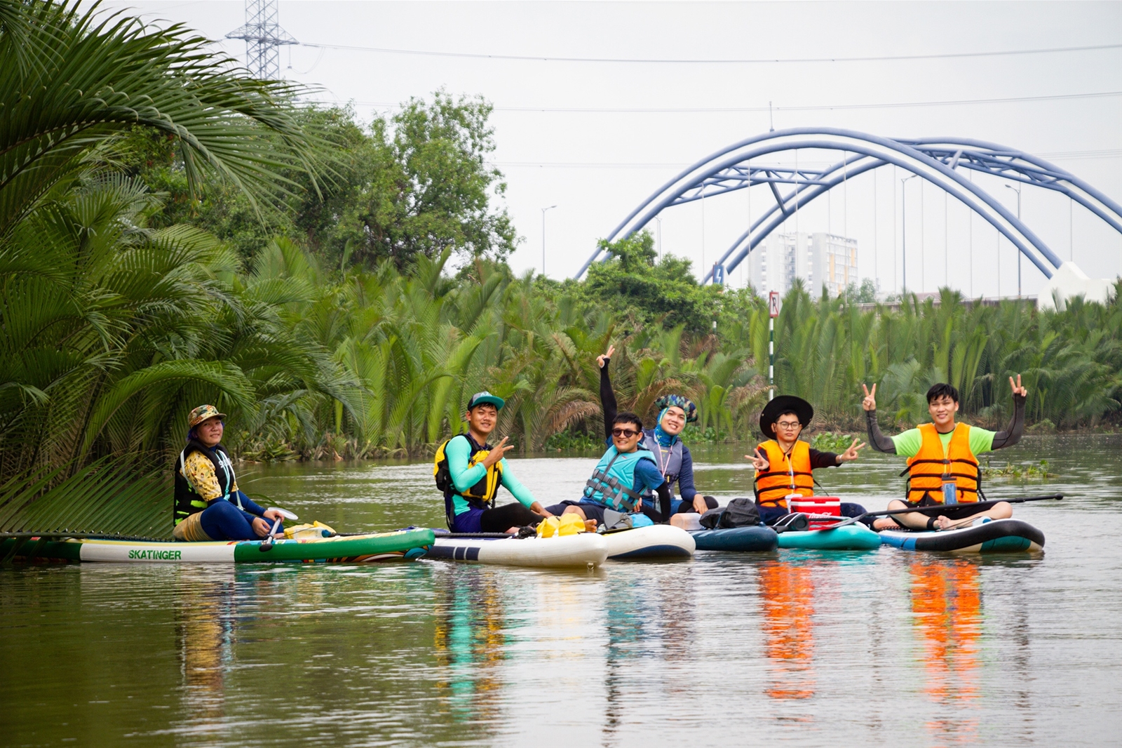 Chèo SUP vớt rác, giữ ‘màu xanh’ cho môi trường nước