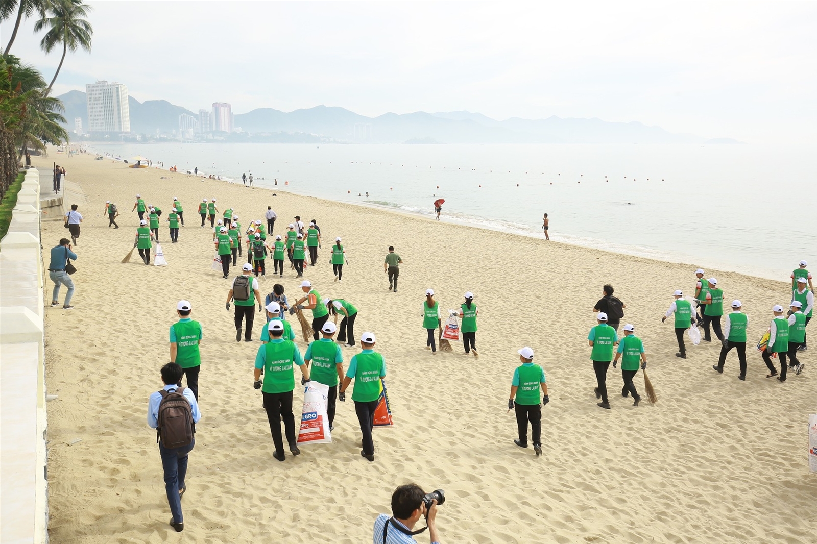 Hàng trăm bạn trẻ Khánh Hòa nhặt rác trên biển