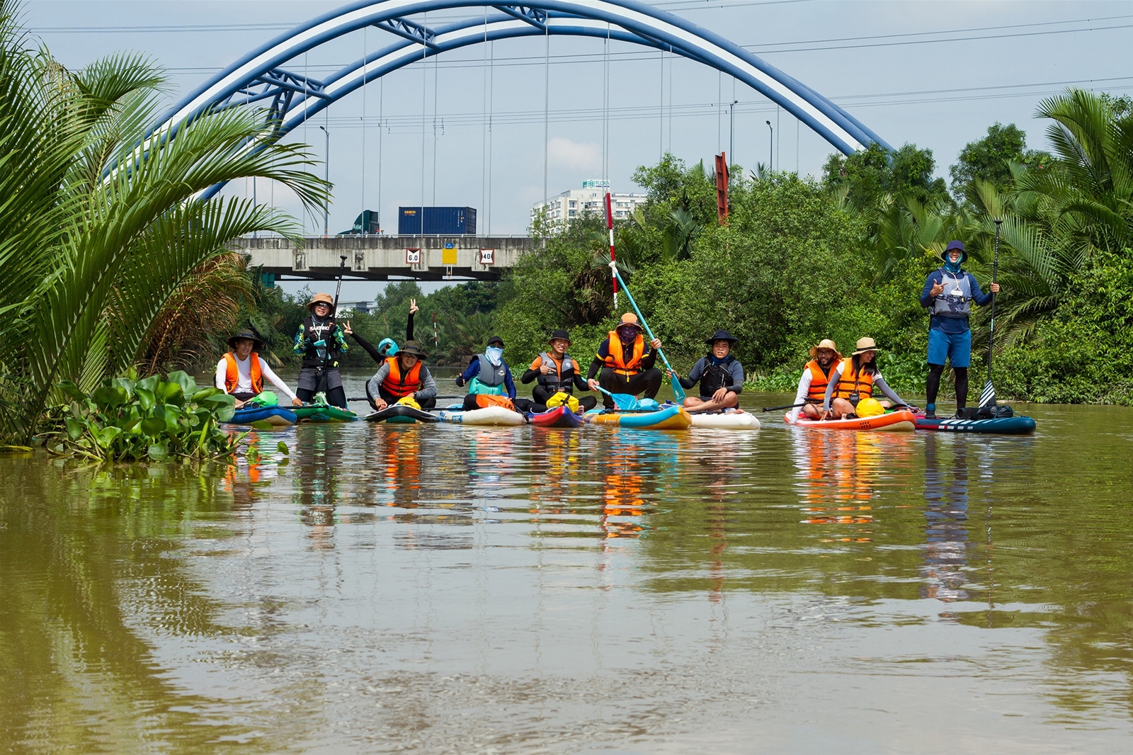Chèo SUP vớt rác, giữ ‘màu xanh’ cho môi trường nước