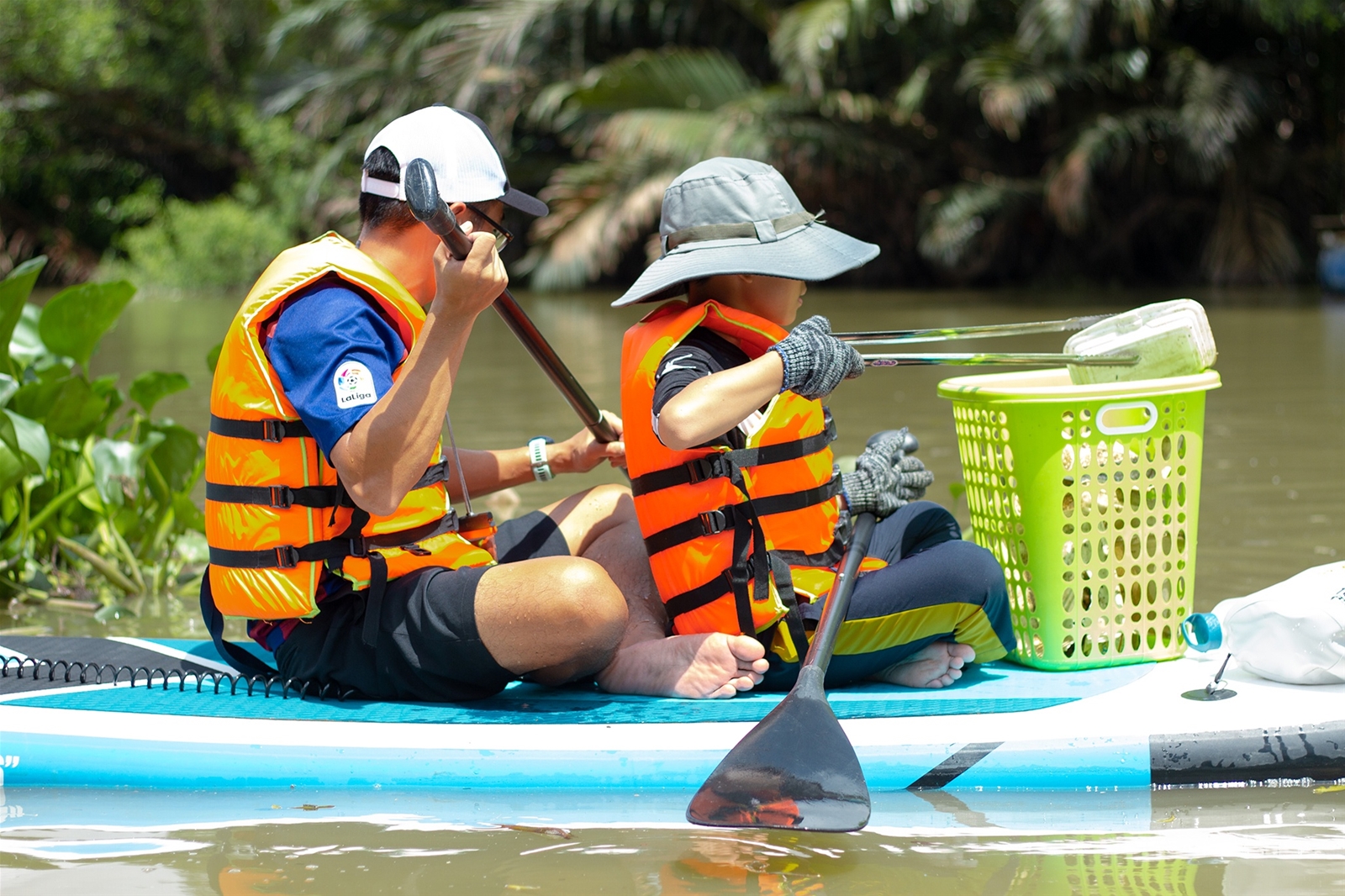 Chèo SUP vớt rác, giữ ‘màu xanh’ cho môi trường nước
