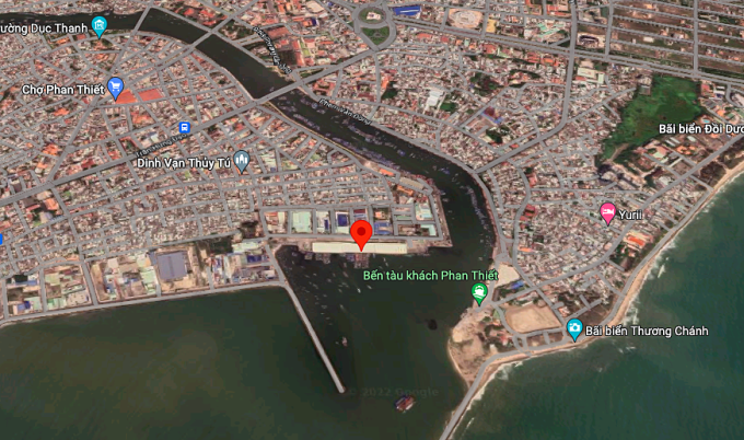 Tàu hàng bị lật ở cảng Phan Thiết