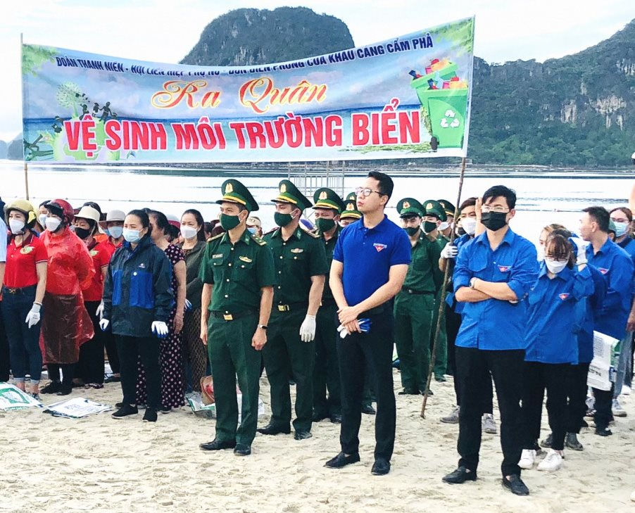 Quảng Ninh: Ra quân dọn vệ sinh môi trường biển
