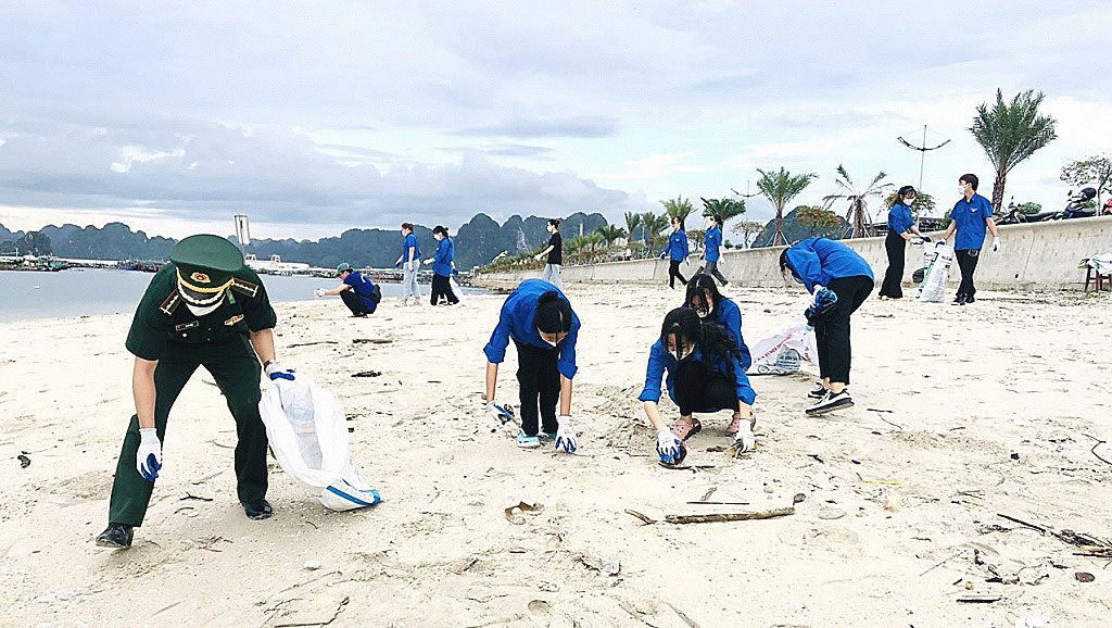 Quảng Ninh: Ra quân dọn vệ sinh môi trường biển
