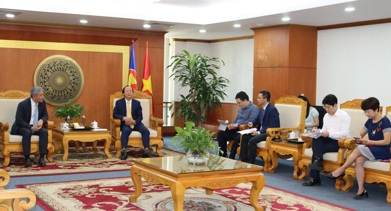 Giám đốc Khu vực Châu Á Thái Bình Dương (WEF) nhận Kỷ niệm chương vì sự nghiệp TN&MT