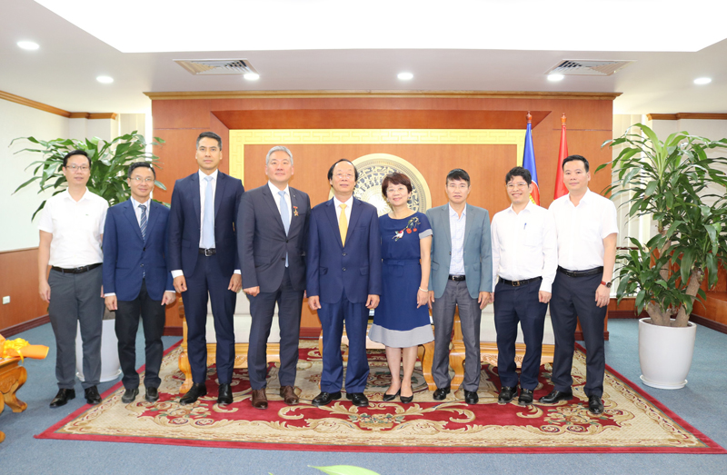 Giám đốc Khu vực Châu Á Thái Bình Dương (WEF) nhận Kỷ niệm chương vì sự nghiệp TN&MT