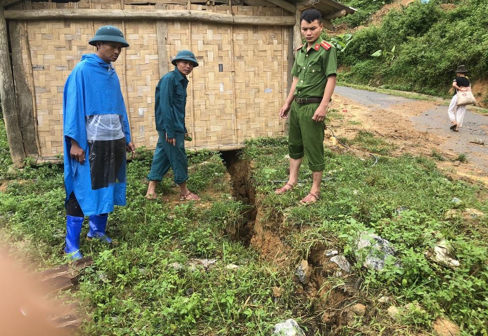Nghệ An: Xuất hiện vết nứt bất thường, hàng chục hộ dân phải sơ tán