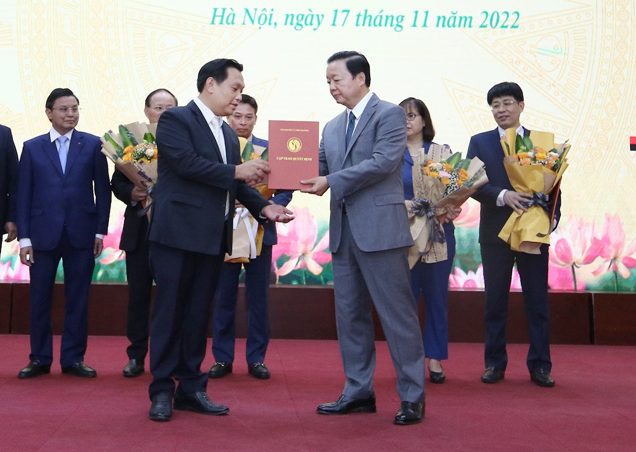 Công bố, trao Quyết định bổ nhiệm lại Thứ trưởng Bộ TN&MT; Quyết định điều động, bổ nhiệm lãnh đạo một số đơn vị trực thuộc Bộ