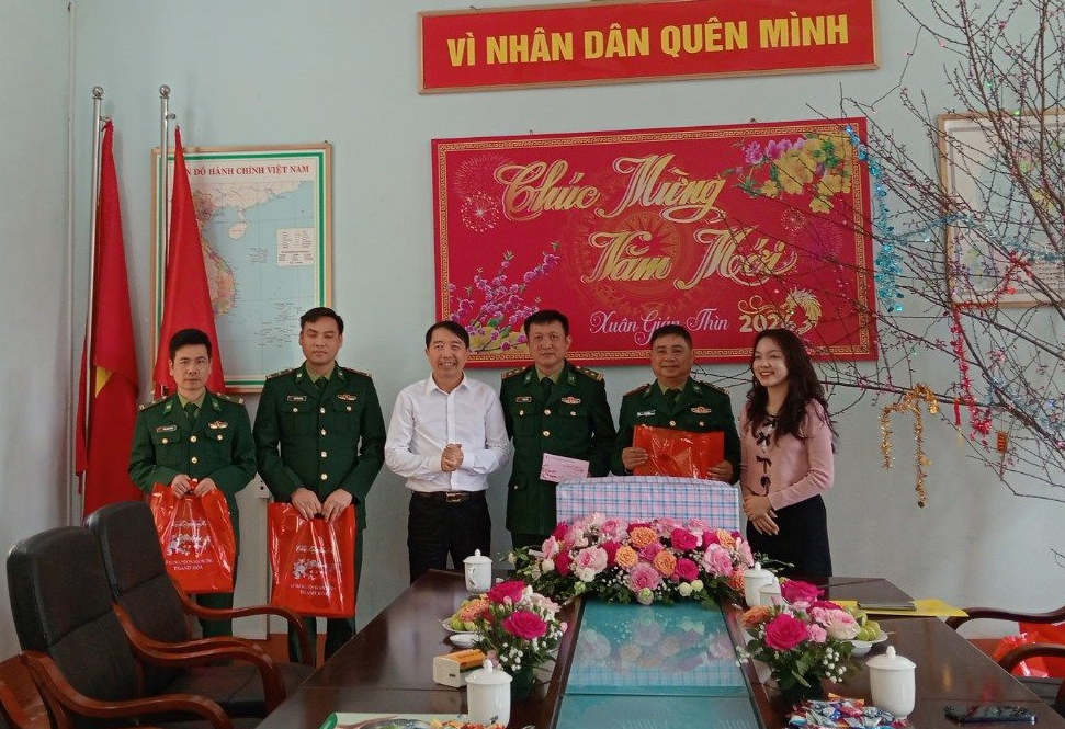 Sở TN&MT Thanh Hóa chúc Tết, tặng quà Đồn Biên phòng Yên Khương